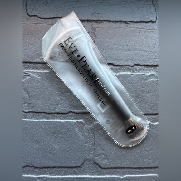 Eve Pearl Fan Highlighter Brush 204 - Picture 1 of 1